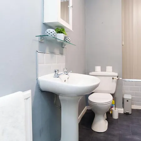 Rio House - 2 Miles From Leeds Holiday home