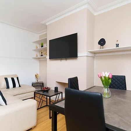 Rio House - 2 Miles From Leeds Holiday home *