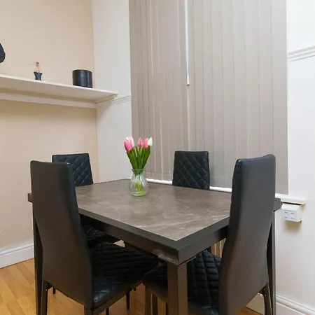 Rio House - 2 Miles From Leeds Holiday home